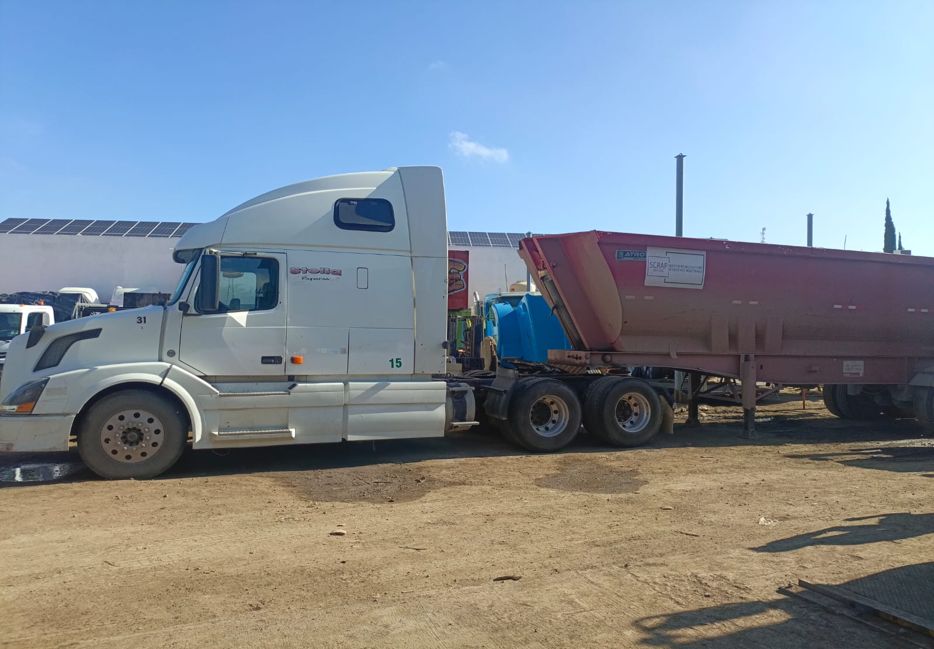 Tractocamión con góndola de volteo