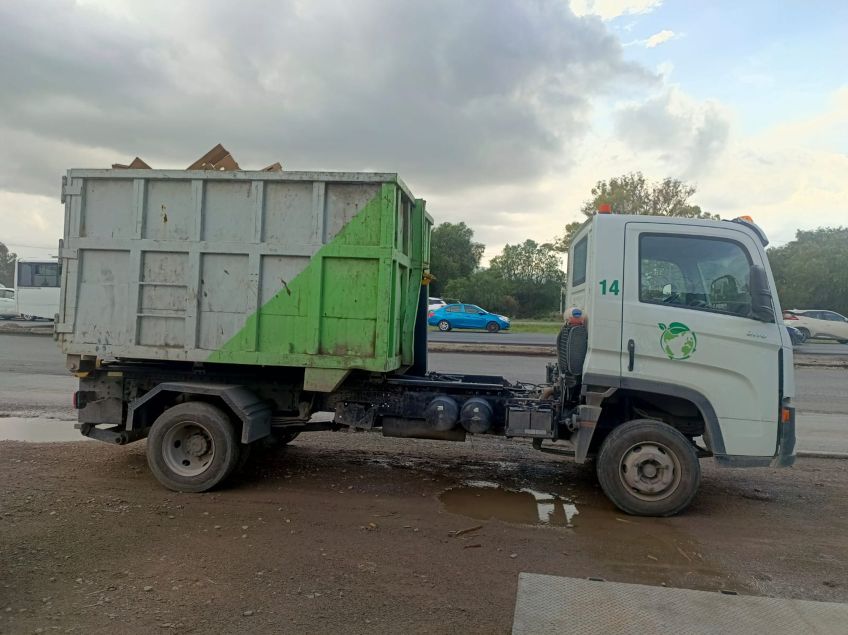 Camión de recolección con contenedor de cartón