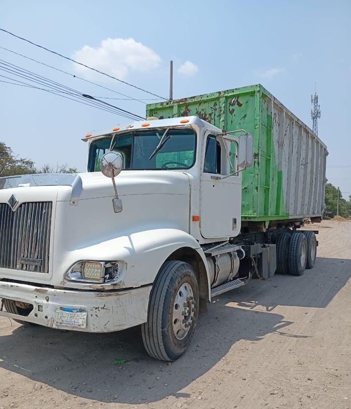 Camión de CRA con contenedor de carga verde